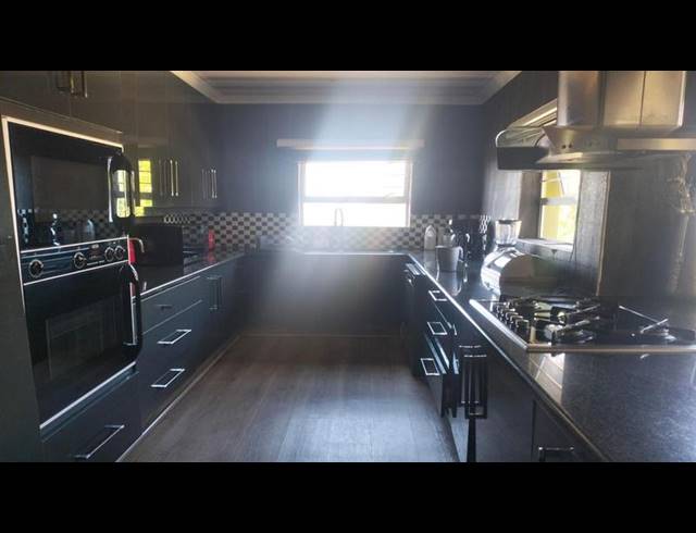 6 BEDROOM HOUSE FOR SALE IN ROODEKRANS